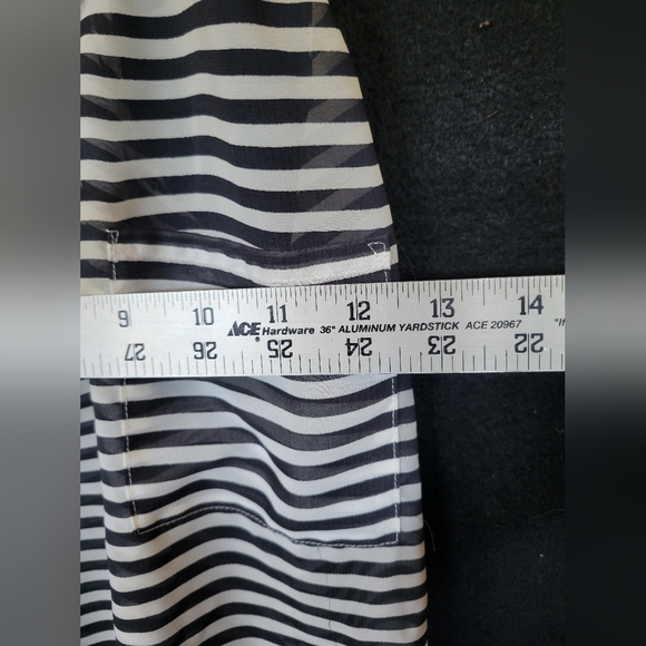Medium sleeveless black and white striped sheer gap blouse. - Picture 4 of 5